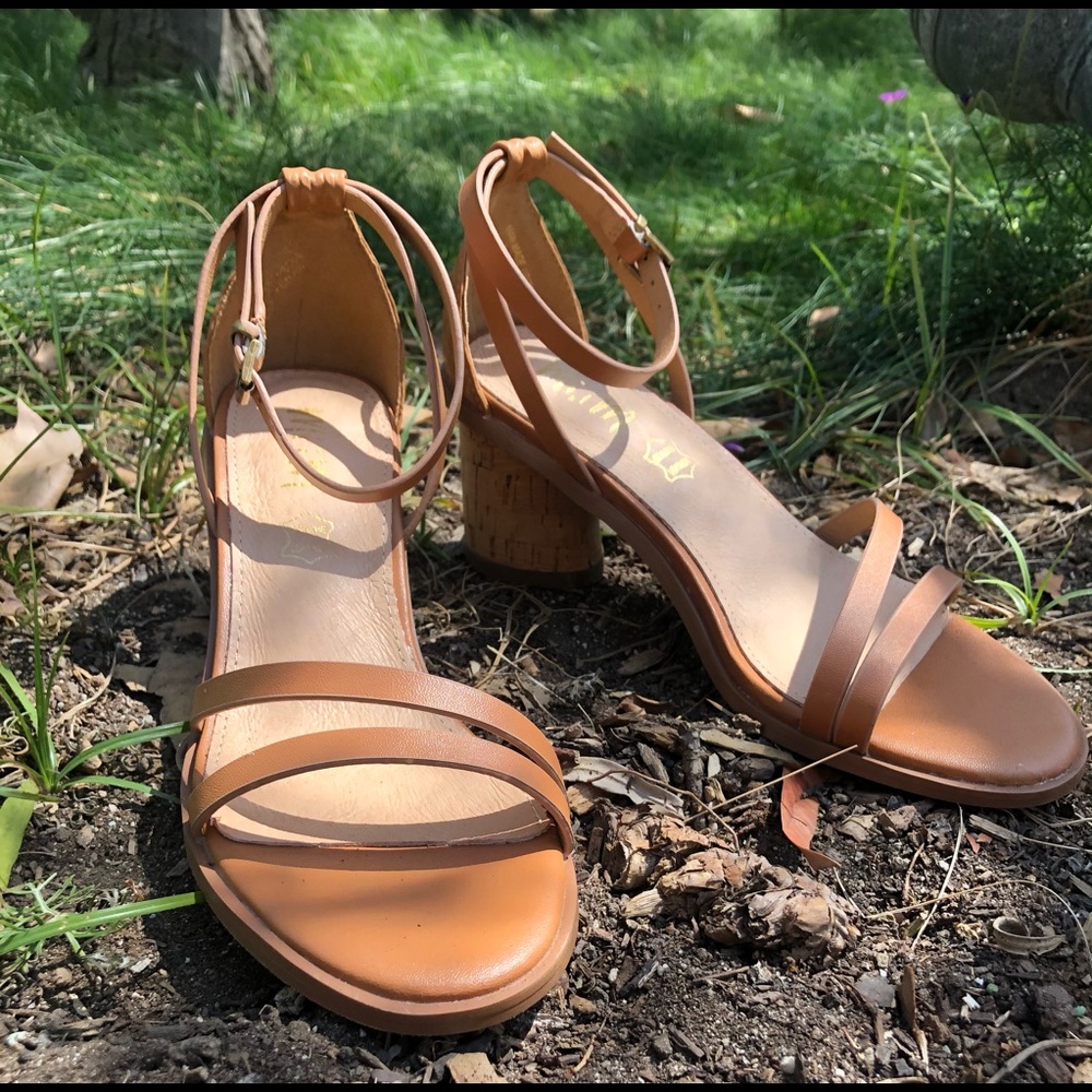 Roselyn Camel Sandals Size 7.5